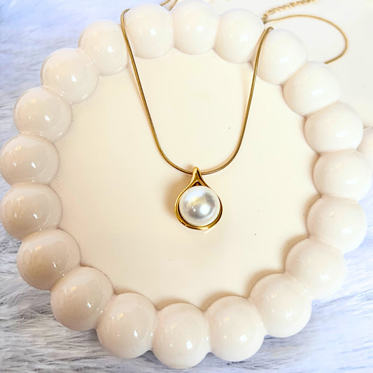 Luna Pearl Necklace